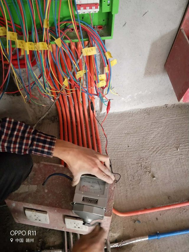 12強(qiáng)電線路用兆歐表檢測線路.jpg