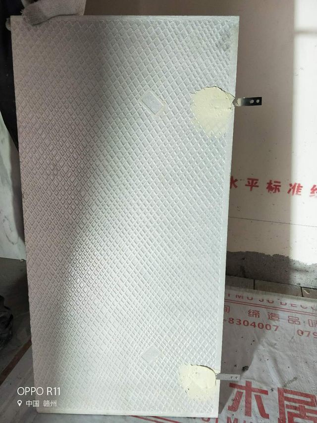 13地磚上背面刷瓷磚粘結劑并做不銹鋼掛片加固.jpg