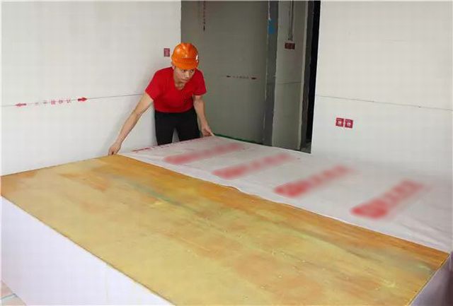 9現(xiàn)場制作柜體背板做好防潮棉，邊上伸出8公分為宜.jpg