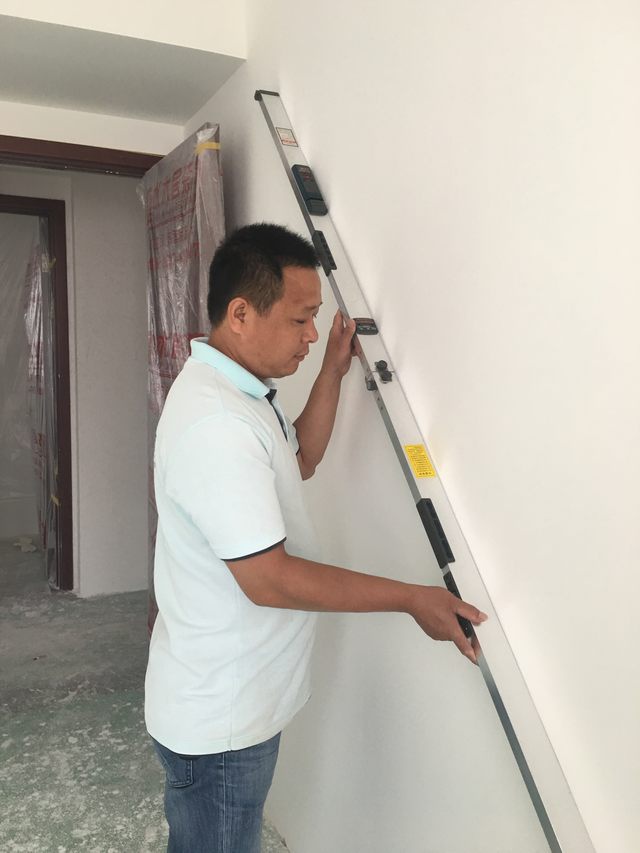 9墻面刮完灰打完磨，用靠尺檢測墻面的平整度.jpg