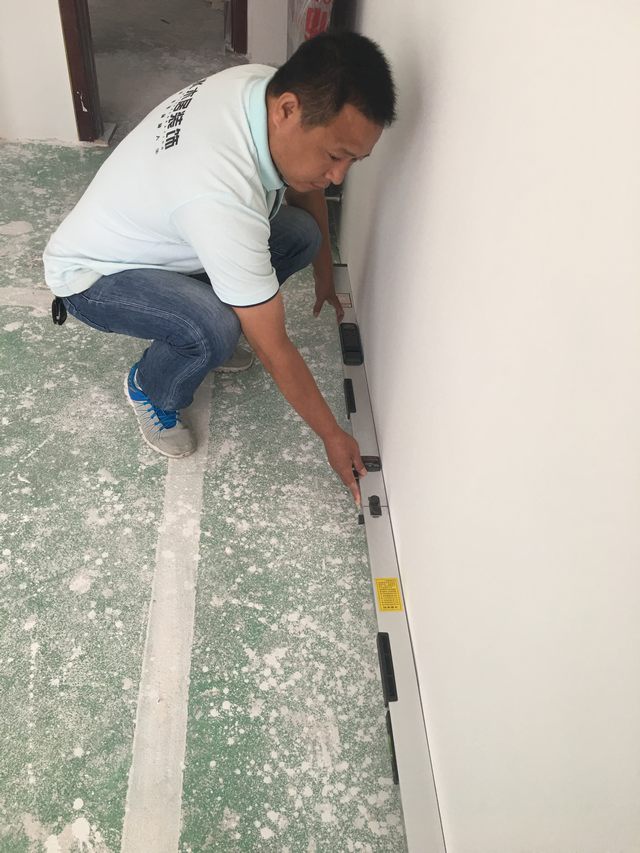 10墻面刮完灰打完磨，用靠尺檢測踢腳線位的平整度.jpg
