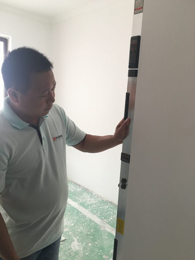 11墻面刮完灰打完磨，用靠尺檢測陽角的垂直度.jpg