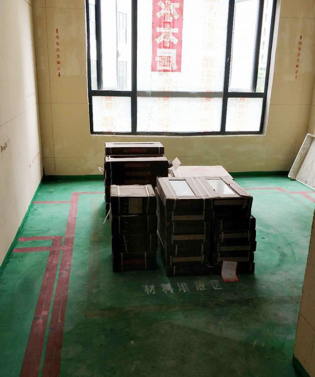 14房間做好地坪漆，設(shè)置好材料，垃圾，攪拌區(qū)域位置.jpg